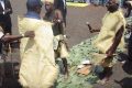 Drapé de raphia, le président Ali Bongo recevant les attributs de chef coutumier dans la tradition Ndjobi, en juillet 2016 à Okondja, dans le Haut-Ogooué, lors d’une tournée républicaine. © Gabonreview/Capture d’écran YouTube