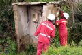Les techniciens des «travaux basse tension, branchement neuf et entretiens et contrôle installation, en pleine intervention à Bikélé, le 29 mai 2021. © Gabonreview
