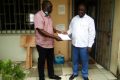Le président de la DU, Jean Remy Yama remettant le certificat d'affiliation au président du Sahac. © D.R.