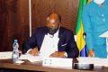Le ministre d’État en charge de l’Énergie et des Ressources hydrauliques signant la convention. © Gabonreview