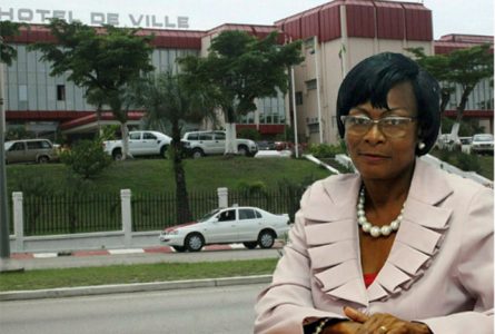 Devenue maire de Libreville en juillet 2021, Christine Mba Ndutume a administré à tous, en 13 mois, la preuve de son incompétence. Elle a étalé toute la panoplie de son incapacité à gérer une telle institution. © L’Union