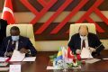 Le ministre de l'Enseignement supérieur, de la Recherche scientifique, du Transfert de technologie et de l'Éducation nationale, Patrick Daouda Mouguiama, et le chef du Conseil turc de l'enseignement supérieur, Yekta Sarac, ratifiant le premier accord. © Yok