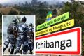 «Armés jusqu’aux dents» près d’une cinquantaine de policiers s’engouffrent dans la prison de Tchibanga, le dimanche 25 juillet 2021, pour en extirper l’un des leurs incarcéré. © Montage Gabonreview