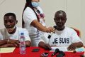 Le porte-parole (micro) de la famille de Mathurin Ovono Ebè (à gauche), le 19 juillet 2021 à Libreville. © Capture d’écran/Gabonreview