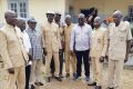 Charles Batsielili Idoudou avec des chefs de quartiers de Ndendé. © D.R.