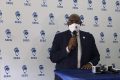 Le directeur général de la SEEG, Alain Patrick Kouma présentant le produit Mobilfacture. © Gabonreview