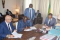 Signature par le ministre des Sports, le président de la Fegafoot, de la prolongation du contrat de Patrice Neveu à la tête de l’équipe nationale de football, le 27 août 2021. © Gabonreview