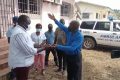 Le député du PDG pour le 1er arrondissement de la commune de Koula-Moutou, Blaise Louembé remettant les clés du nouveau siège du Samu social gabonais. © D.R.