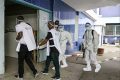 Au CHU de Cocody en Côte d’Ivoire, des agents de l'Institut national de l'hygiène public avaient été déployés pour une opération de désinfection. © AFP