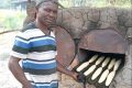 Georges Mboumé, le boulanger devant son four artisanal à Mékambo. © Gabonreview