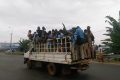 Le système d’abonnement au transport scolaire devrait également permettre d’en finir avec la prise de risque par certains élèves et propriétaires de véhicules (image d’archives). © Gabonenervant/Blogspot.com