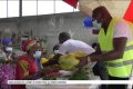 Le vice-président du Mouvement, Hervé Reteno, remettant un paquet de nkumu et un couteau à une commerçante du marché d’Akébé. © Capture d’écran/Gaboreview