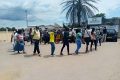 Quelques stagiaires lors de leur sit-in au ministère de la Fonction publique. © Gabonreview