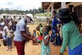 Le beau geste de solidarité du 2e siège du département de l’Okano, dans la province du Woleu-Ntem, Habib Junior Émane Angore aux élèves de Babylone et Mikong. © D.R.