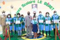 Le président de la République, Ali Bongo Ondimba, son épouse, le personnel et les élèves du Complexe «Le Béret vert Sylvia Bongo Ondimba». © D.R.