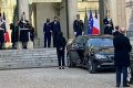 Emmanuel Macron tenant la main d’Ali Bongo le 12 novembre en France. © D.R.