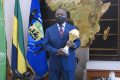 Ali Bongo avec le trophée de la Can TotalEnergies Cameroun 2021. © Com présidentielle