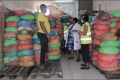 Les agents de l’Agasa sur le terrain pour inspecter et apprécier les efforts faits par les opérateurs économiques de la filière manioc roui pour se mettre aux normes. © Gabonreview/Capture d’écran