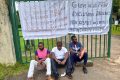 Trois des quatre grévistes de la faim avec Edgard Nze Mbang Aboghe (gauche), le 22 novembre 2020 à Libreville. © Gabonreview