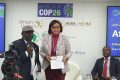 Le président Roscevac, Nicaise Moulombi transmettant la note de position commune des OSC du Bassin du Congo à la Commissaire agriculture de l'Union africaine, Josefa Leonel Correia Sacko. © D.R.