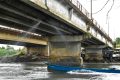 La fuite d’eau sur la conduite DN 500 fixée en apparent sous le Pont-Nomba. © SEEG