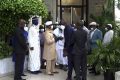 Ismaël Oceni Ossa entouré de quelques imams le 13 décembre. © D.R.
