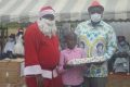 Un cadre du PDG remettant un cadeau à un enfant dans le 4e arrondissement de Libreville, le 29 décembre 2021. © Gabonreview