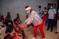 Madeleine Berre distribuant des cadeaux. © D.R.