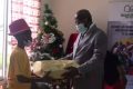 Le gouverneur de l’Ogooué-Maritime, Paul Ngome Ayong pratiquant le geste symbolique de remise du premier cadeau. © Gabonreview