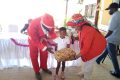 Annie Chrystel Limbourg Iwenga remettant symboliquement un cadeau. © Gabonreview
Photo de famille © Gabonreview