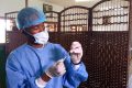 Un agent vaccinateur lors d’une campagne anti-covid. © Gabonreview