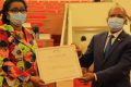 Le Premier ministre, Rose Christiane Ossouka Raponda recevant la distinction du chef de l’État des mains du président de l’Assemblée nationale, Faustin Boukoubi. © Assemblée nationale