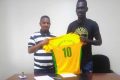 Nicodème Russell Nziengui Koumba après la signature de son contrat à l’Etoile de l’Est. © Twitter