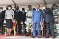 Entouré de ses ministres dont celui de la Défense (faisant un signe du doigt), Ali Bongo a présidé la cérémonie de passation de commandement de l’EMGFA. © Com présidentielle