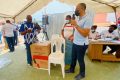Franck Nguema, député du 2e arrondissement d’Akanda, remettant du matériel et de l’argent à un bénéficiaire pour le lancement de son projet. © D.R.