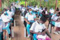 Les élèves d’un lycée de Libreville, particulièrement attentifs aux explications concernant les zones humides. © D.R.