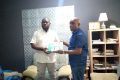 Mohamed Dibert Bekoye recevant symboliquement les journaux de Moussa Nziengui. © Gabonreview