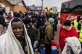 Des Africains tentant de fuir l'Ukraine, victimes de racisme aux frontières. © AFP