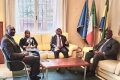Le ministre des Affaires étrangères, Michaël Moussa Adamo, échangeant le 25 avril avec le personnel de l'ambassade du Gabon en Italie. © D.R.