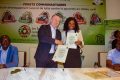 Lee White remettant sa convention d’attribution à une bénéficiaire, le 8 avril 2018 à Libreville. © D.R.