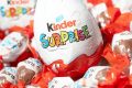 Plusieurs produits de la marque Kinder, dont les fameux «Kinder Surprise» 20 g et 100 g avec des dates de péremption comprises entre fin juin 2022 et fin octobre 2022, sont jugés impropres à la consommation, car infectés par la Salmonella Typhimurium, une bactérie pouvant provoquer des troubles gastro-intestinaux. © siena.rosselcdn.net