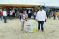 Pascal Houangni Ambouroue et un des lauréats de la tombola. © Gabonreview