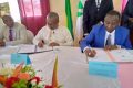 Le directeur général de la Caistab, Thierry Prospère Mboussou, et le président du conseil départemental de Bendjé, Louis Barris Ogoula Olingo, paraphant le protocole de partenariat pour l’introduction de la culture du café et du cacao dans le département. © Gabonreview