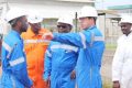 Edgard Mbina Kombila, Stanislas Stephen Mouba écoutant les explications d’Adrien Broche (directeur général de Perenco Gabon) sur le terminal pétrolier du Cap Lopez, le 30 avril 2022. © D.R.