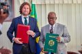 Michael Moussa Adamo et Max Graham après la signature de l’accord, le 10 mai 2022 à Libreville. © D.R.