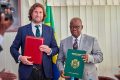 Michael Moussa Adamo et Max Graham après la signature de l’accord, le 10 mai 2022 à Libreville. © D.R.