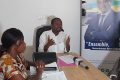 Maitre Emery Bongho-Mavoungou (coin de table) lors de sa conférence de presse, le 14 mai 2022 à Akanda. © Gabonreview