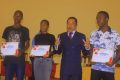 L’initiateur de la «Bourse d’excellence Ali Bongo Ondimba», Christian Augé et les lauréats de la première promotion. © Gabonreview