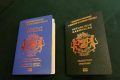 Les deux passeports Cemac bientôt délivrés au Gabon, dont celui dédié aux réfugiés (en bleu). © D.R.