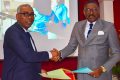 Poignée mains entre le DG de Gabon Télévisions (à gauche), Ali Reynald Radjoumba, et le PCA de l'IGIS, Régis Massimba, le 14 juin 2022, à Libreville. © Groupe Gabon Télévisions